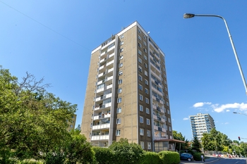 Pohled na dům - Prodej bytu 1+1 v osobním vlastnictví 47 m², Praha 10 - Malešice