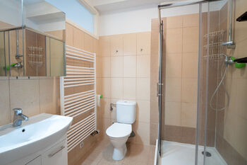 Koupelna s toaletou - Pronájem bytu 1+kk v osobním vlastnictví 28 m², Brno