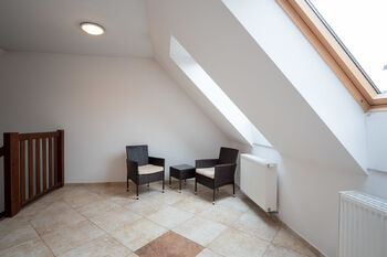 Společné posezení na patře - Pronájem bytu 1+kk v osobním vlastnictví 28 m², Brno