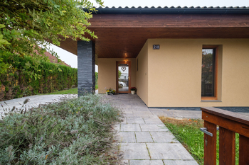 pohled vchod - Prodej domu 205 m², Smolnice