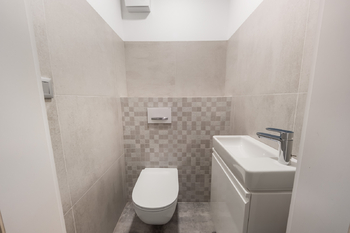 Samostatná toaleta s umyvadlem - Pronájem bytu 4+kk v osobním vlastnictví 97 m², Praha 3 - Žižkov