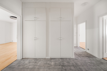 Vstupní chodba bytu se skříněmi - Pronájem bytu 4+kk v osobním vlastnictví 97 m², Praha 3 - Žižkov