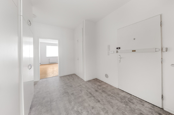 Pohled z centrální chodby do dalšího z pokojů - Pronájem bytu 4+kk v osobním vlastnictví 97 m², Praha 3 - Žižkov