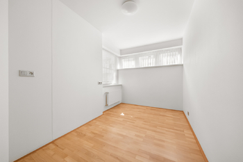 Pohled na místnost sousedící s kuchyní a terasou - Pronájem bytu 4+kk v osobním vlastnictví 97 m², Praha 3 - Žižkov