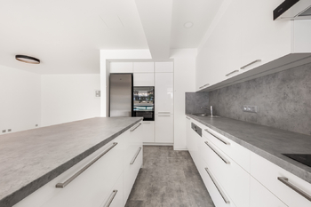 Kuchyně s ostrůvkem a úložnými prostory - Pronájem bytu 4+kk v osobním vlastnictví 97 m², Praha 3 - Žižkov