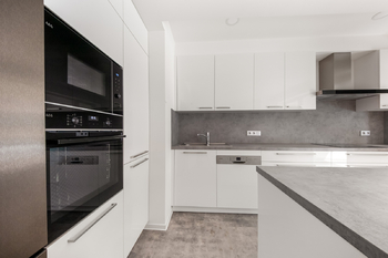 Kuchyně je vybavena integrovanými spotřebiči - Pronájem bytu 4+kk v osobním vlastnictví 97 m², Praha 3 - Žižkov