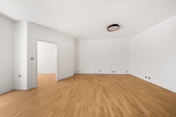 Prostorný obývací pokoj se vstupem do další místnosti - Pronájem bytu 4+kk v osobním vlastnictví 97 m², Praha 3 - Žižkov