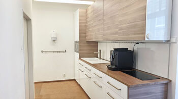 Kuchyňský kout s úložnými prostory a serverovna. - Pronájem kancelářských prostor 255 m², Praha 1 - Malá Strana