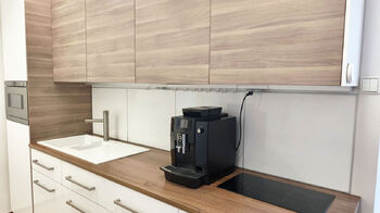 Kuchyňský kout s úložnými prostory a serverovna. - Pronájem kancelářských prostor 255 m², Praha 1 - Malá Strana