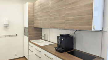 Kuchyňský kout s úložnými prostory a serverovna. - Pronájem kancelářských prostor 255 m², Praha 1 - Malá Strana