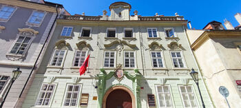 Pohled na budovu, ul. Sněmovní.  - Pronájem kancelářských prostor 255 m², Praha 1 - Malá Strana