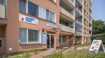 Zdravotní středisko, vchod vedle - Prodej bytu 3+kk v osobním vlastnictví 69 m², Praha 5 - Stodůlky
