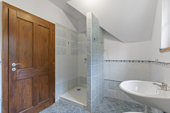 Koupelna v patře - Prodej domu 170 m², Hrejkovice