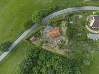 POHLED PŘÍMO ZE SHORA - Prodej domu 170 m², Hrejkovice