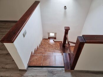 Schodiště do patra - Prodej domu 170 m², Hrejkovice