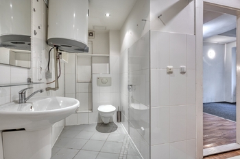 Koupelna s WC - Prodej bytu 2+kk v osobním vlastnictví 57 m², Praha 3 - Žižkov