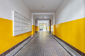Domovní průjezd - Prodej bytu 2+kk v osobním vlastnictví 57 m², Praha 3 - Žižkov