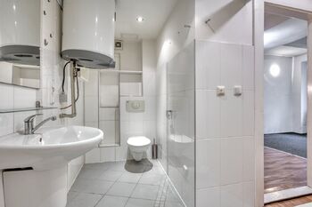 Koupelna s WC - Prodej bytu 2+kk v osobním vlastnictví 57 m², Praha 3 - Žižkov