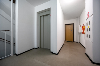 Chodba s výtahem - Prodej bytu 3+1 v osobním vlastnictví 72 m², Praha 4 - Chodov