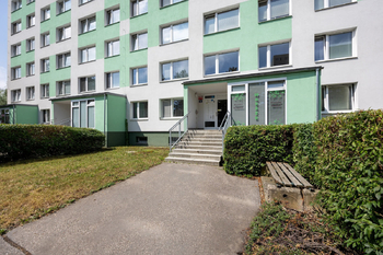 Pohled na budovu - Prodej bytu 3+1 v osobním vlastnictví 72 m², Praha 4 - Chodov