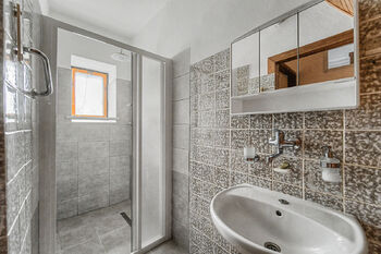 Koupelna - Prodej domu 107 m², Praha 9 - Koloděje
