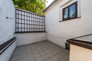 Místo pro další venkovní posezení - Prodej domu 107 m², Praha 9 - Koloděje