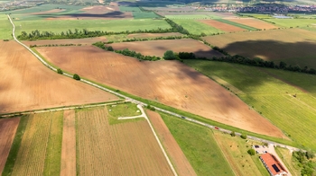 pozemek Strachotín pohled z dronu - Prodej pozemku 71859 m², Strachotín