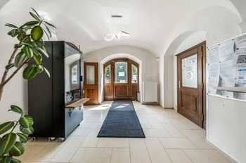 Vstup do budovy - Pronájem kancelářských prostor 33 m², Praha 8 - Libeň
