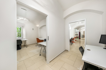 Vstup do kanceláře - Pronájem kancelářských prostor 17 m², Praha 8 - Libeň