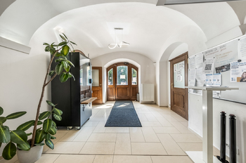 Vstup do budovy - Pronájem kancelářských prostor 17 m², Praha 8 - Libeň