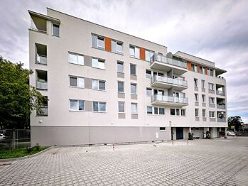 Pohled na dům - východ - Prodej bytu 4+kk v družstevním vlastnictví 74 m², České Budějovice