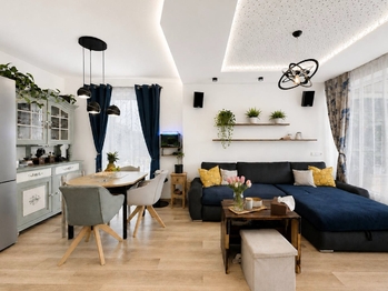 Obývací pokoj + kk - Prodej bytu 4+kk v družstevním vlastnictví 74 m², České Budějovice