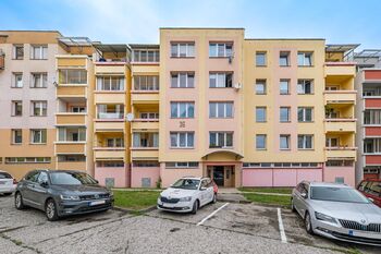 Budova. - Prodej bytu 2+kk v družstevním vlastnictví 42 m², Jindřichův Hradec