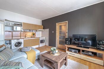 Obývací pokoj + kuchyně. - Prodej bytu 2+kk v družstevním vlastnictví 42 m², Jindřichův Hradec