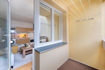 Pohled z balkonu do bytu. - Prodej bytu 2+kk v družstevním vlastnictví 42 m², Jindřichův Hradec