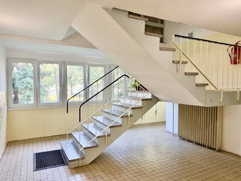 přízemí domu a schodiště - Prodej bytu 3+1 v osobním vlastnictví 56 m², Pardubice