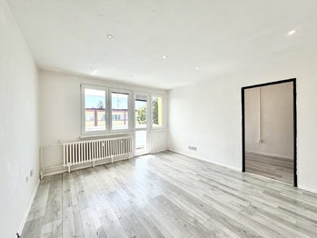obývací pokoj - Prodej bytu 3+1 v osobním vlastnictví 56 m², Pardubice