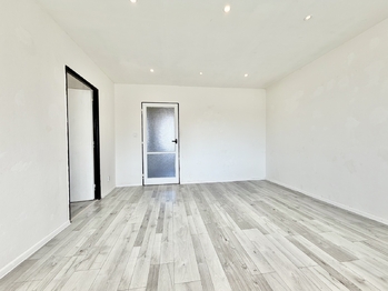obývací pokoj - Prodej bytu 3+1 v osobním vlastnictví 56 m², Pardubice