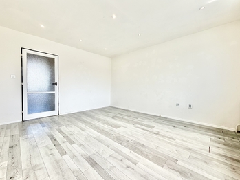 obývací pokoj - Prodej bytu 3+1 v osobním vlastnictví 56 m², Pardubice