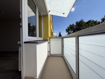 balkón - Prodej bytu 3+1 v osobním vlastnictví 56 m², Pardubice