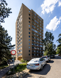Pohled na dům - Prodej bytu 3+1 v osobním vlastnictví 60 m², Ústí nad Labem