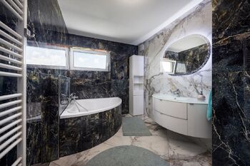 Koupelna - Prodej domu 234 m², Tuřice