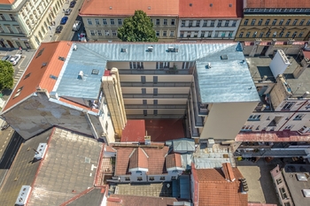 Dron - Ptačí pohled - vnitrobloku - Prodej bytu 1+kk v osobním vlastnictví 36 m², Praha 8 - Karlín