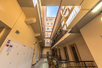 Vnitřní prostory domu - přízemí - Prodej bytu 1+kk v osobním vlastnictví 36 m², Praha 8 - Karlín