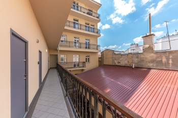 Vnitřní prostory domu - patro - Prodej bytu 1+kk v osobním vlastnictví 36 m², Praha 8 - Karlín