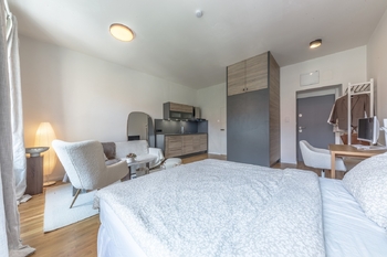 Pohled ze spacího prostoru bytu - Prodej bytu 1+kk v osobním vlastnictví 36 m², Praha 8 - Karlín