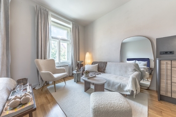 Obývací část bytu - Prodej bytu 1+kk v osobním vlastnictví 36 m², Praha 8 - Karlín