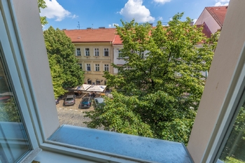 Výhled z okna - Prodej bytu 1+kk v osobním vlastnictví 36 m², Praha 8 - Karlín