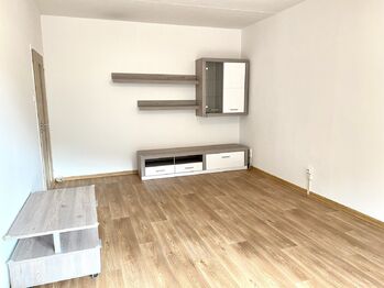 obyvací místnost nevybavená - Pronájem bytu 3+1 v osobním vlastnictví 72 m², Vsetín