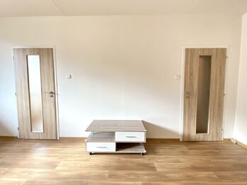 obyvací místnost nevybavená - Pronájem bytu 3+1 v osobním vlastnictví 72 m², Vsetín
